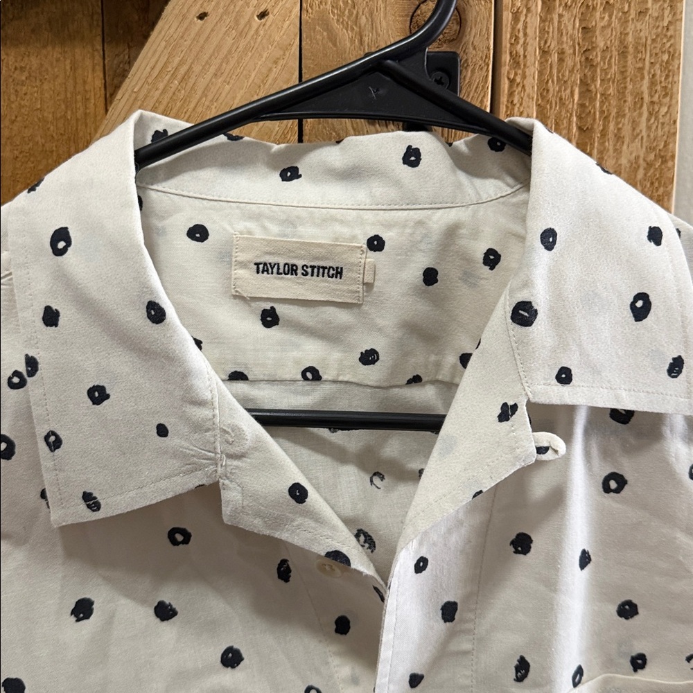 Taylor Stitch Short Sleeve Button Down 42 Black Dots